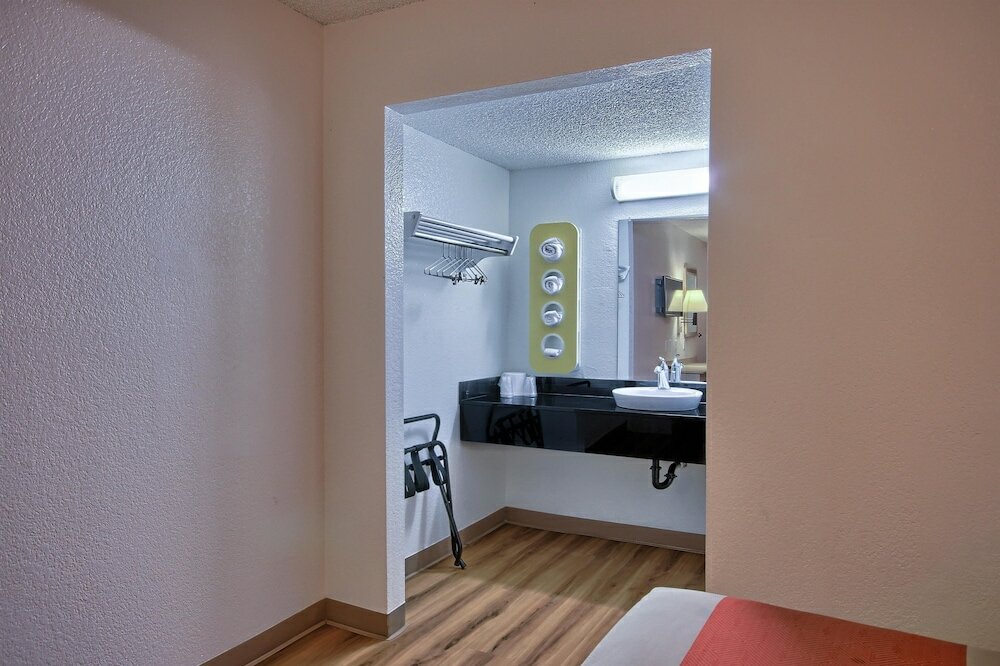 Фото Motel 6 Fresno, Ca - Blackstone South