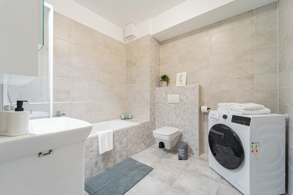 Фото WestSide Garden Apartments by Urbanrent