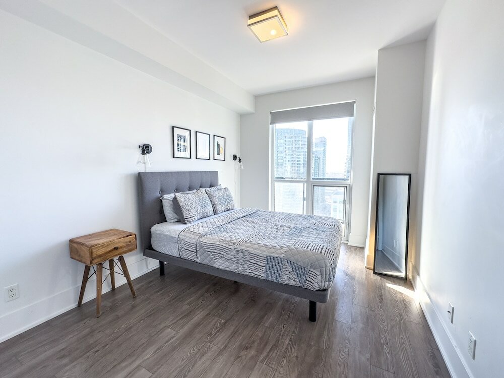 Фото Luxury Suite by Cn Tower & Free Parking