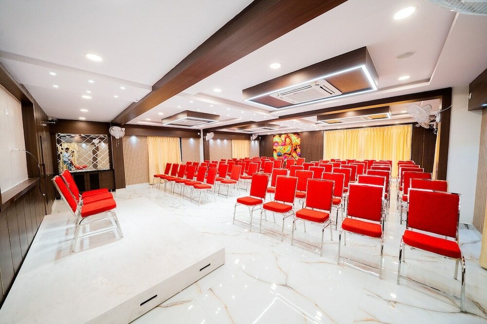 Фото Fabhotel Brk Iconic Residency