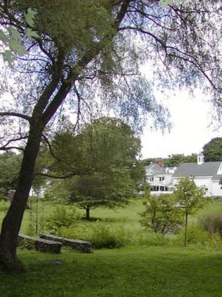 Фото The Inn on the Horse Farm