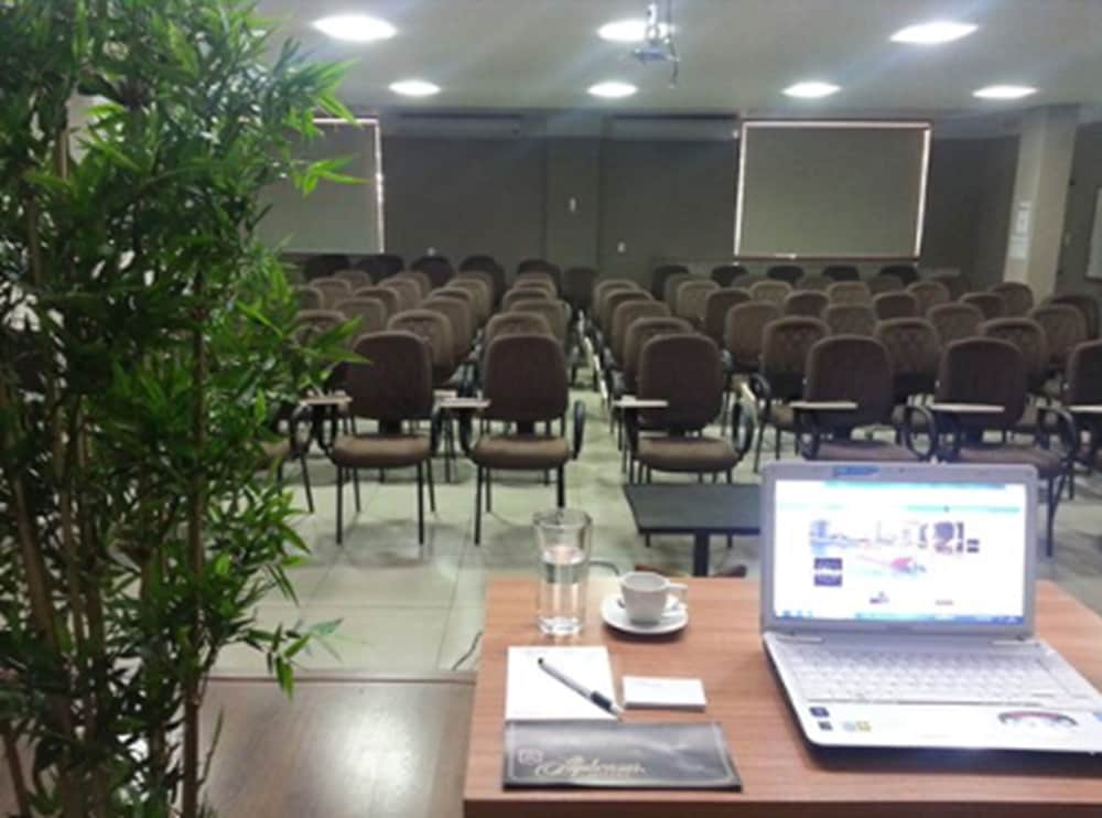 Фото Alphonsus Hotel