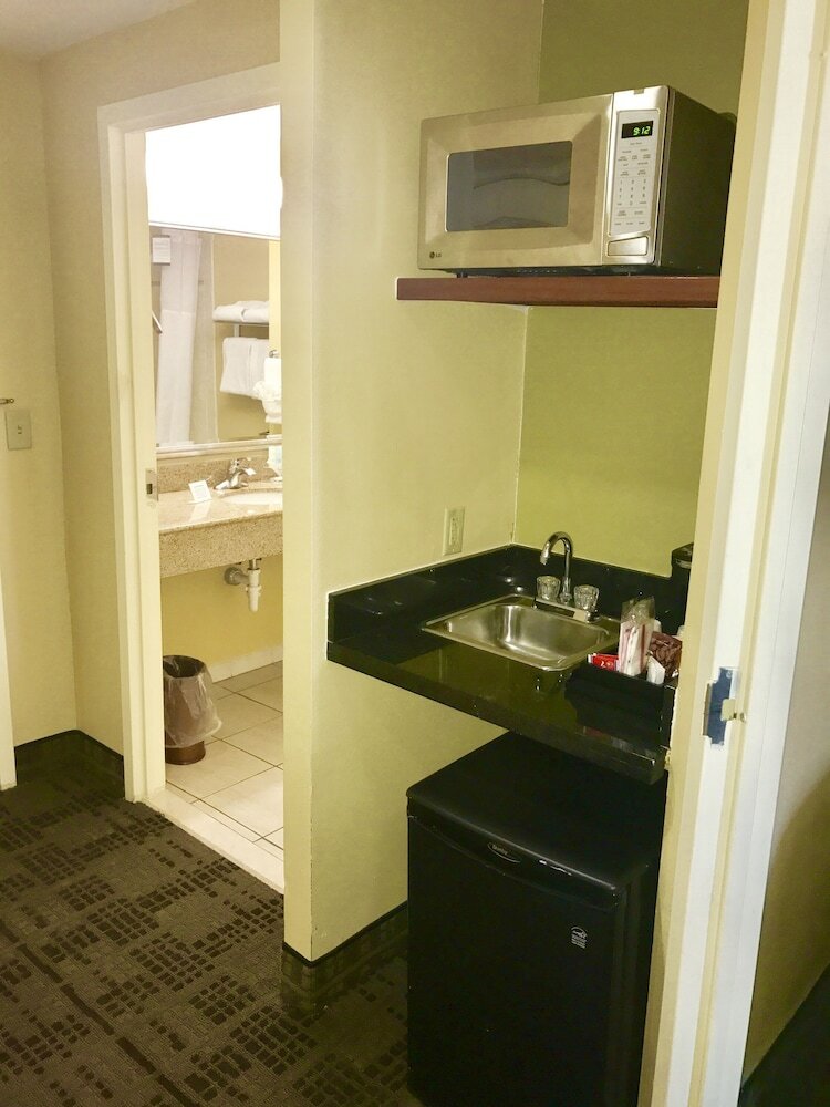 Фото Clarion Hotel & Suites Hamden - New Haven