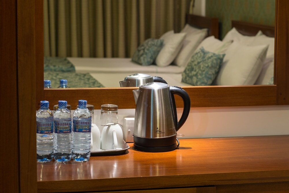 Фото Ceyloni City Hotel