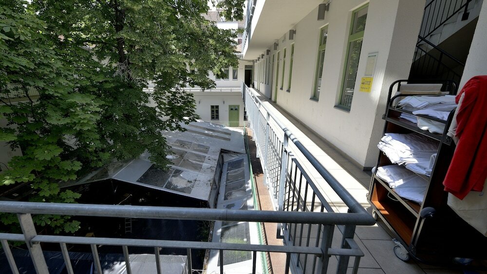 Фото The Hive Party Hostel