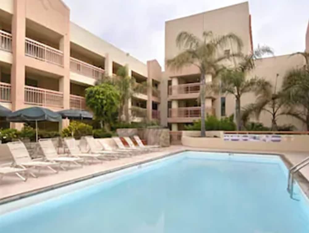 Фото Ramada by Wyndham Hawthorne Lax La Stadium