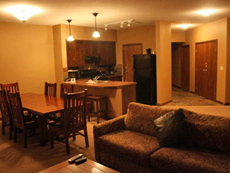 Фото Glacier Mountaineer Lodge