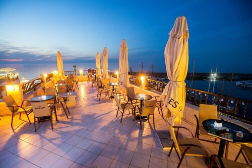 Гостиница White Pearl Hotel в Кирении