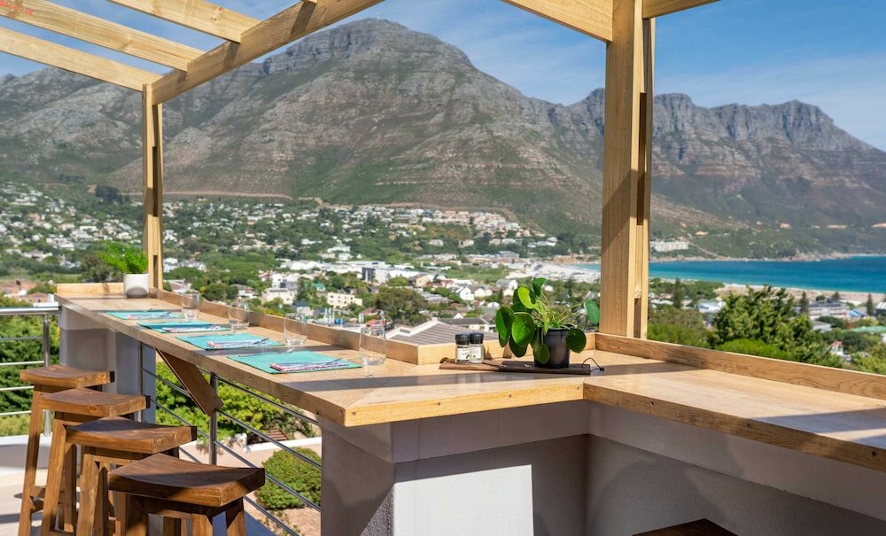 Фото Hout & About Guest House