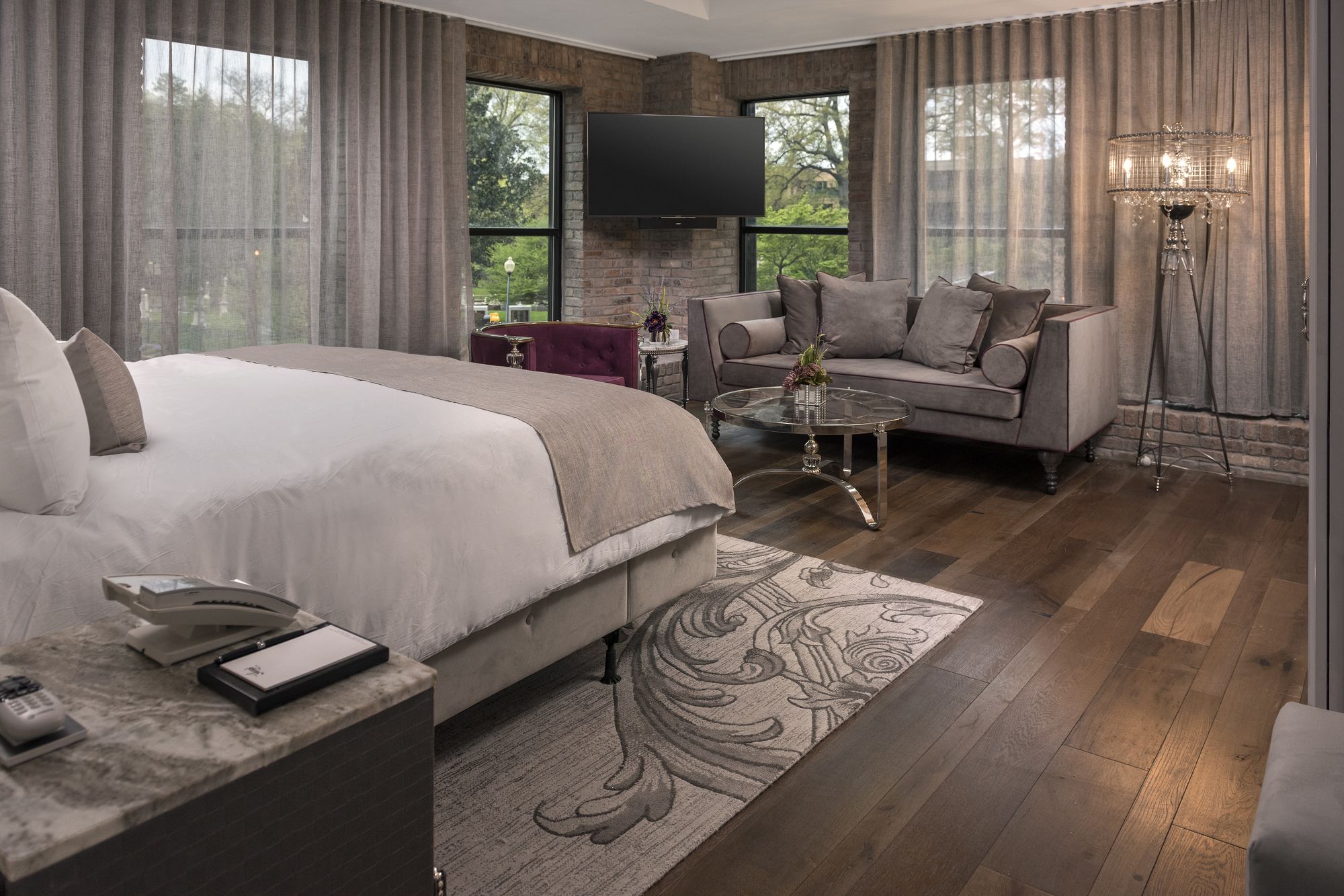 Фото The Ivey's Hotel