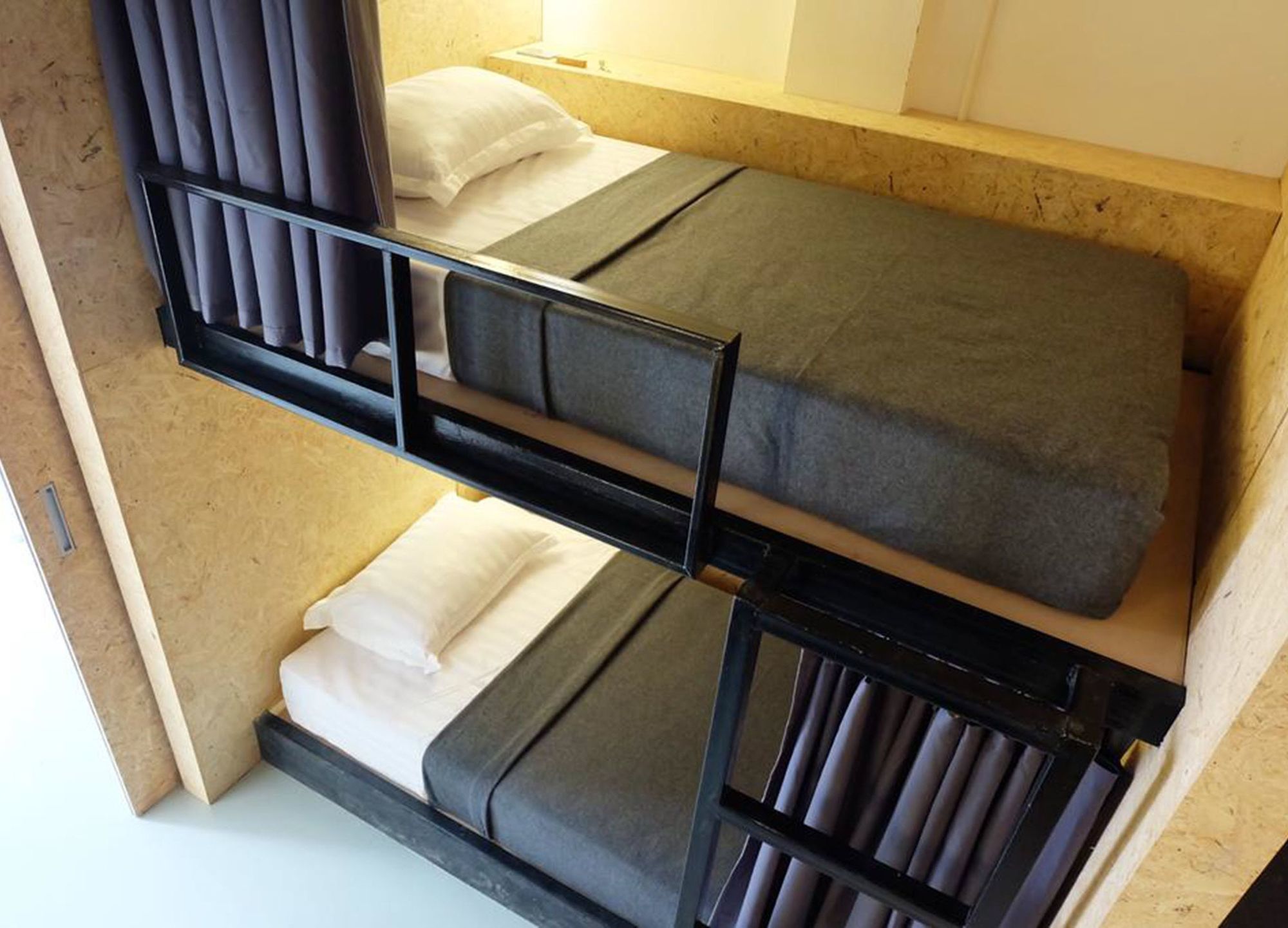 Фото Hugger Hostel - Adults Only