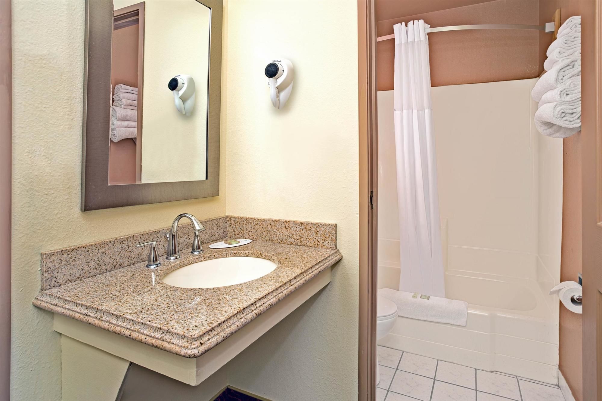 Фото Oyo Hotel Castle Rock Co Downtown