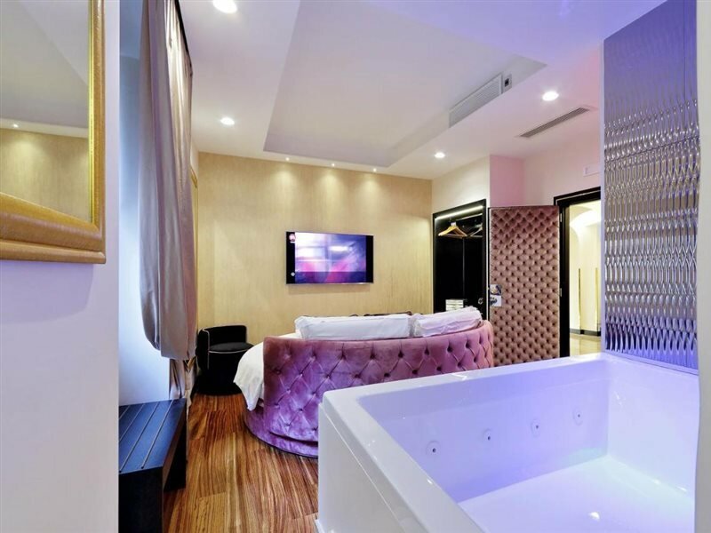 Фото Trevi Diamond Luxury Suite & Jacuzzi