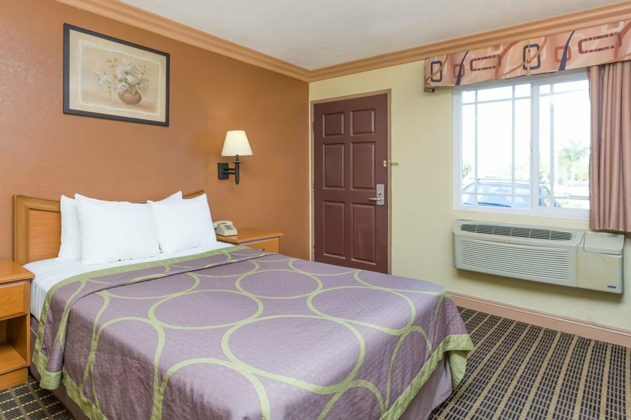 Фото Super 8 by Wyndham Azusa