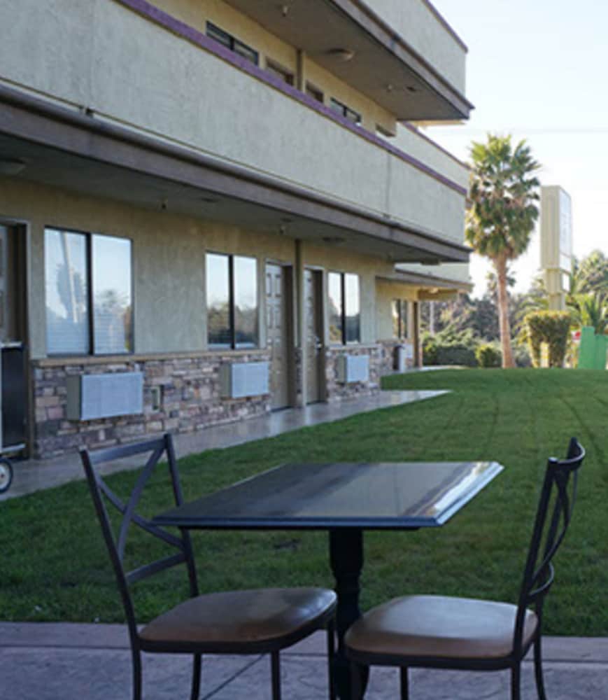 Фото Executive Inn Hotel