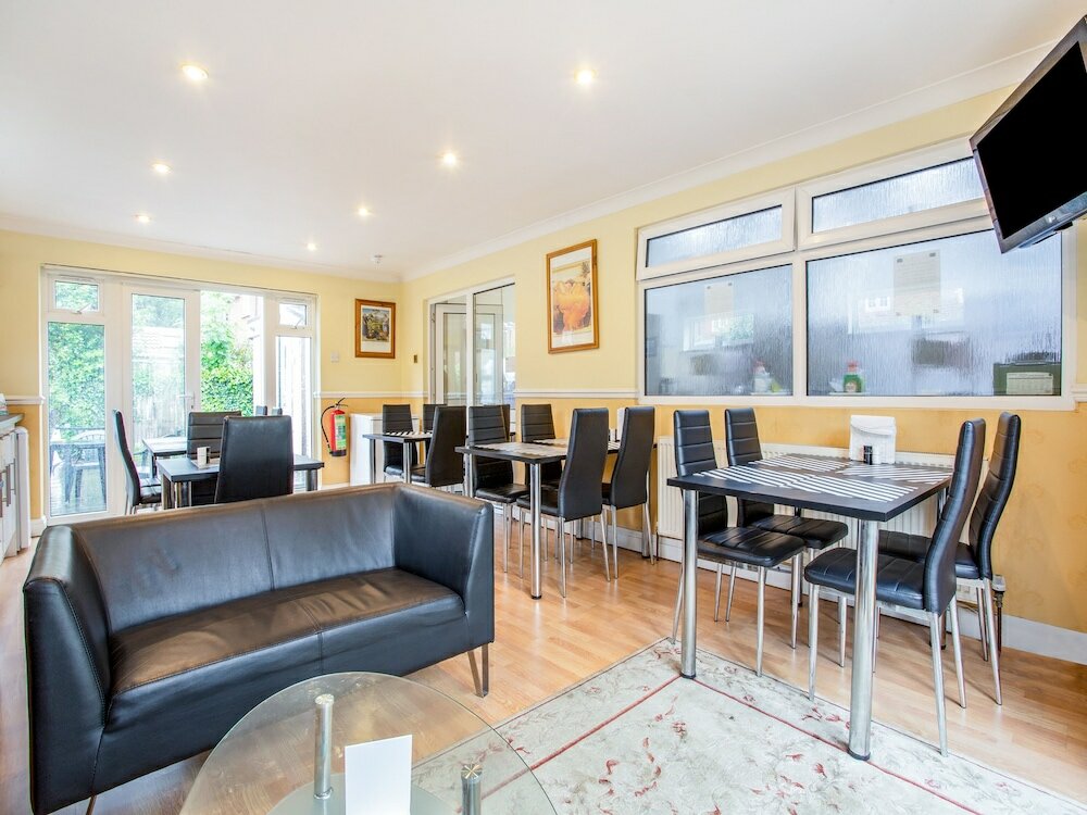 Фото Flexistay Ambers Gatwick Aparthotel