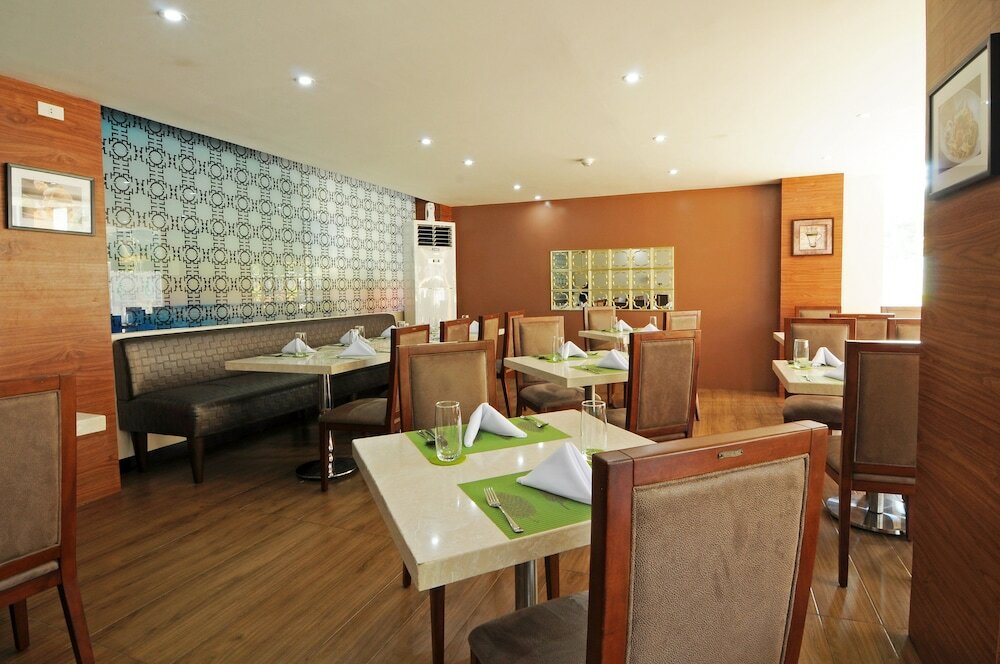 Фото 717 Cesar Place Hotel