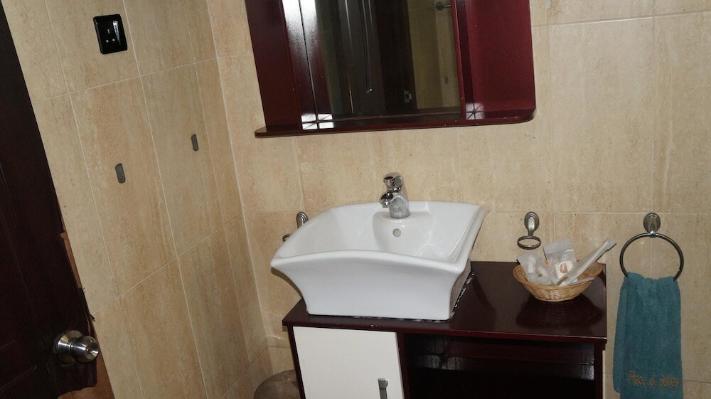 Фото Charlies Place And Suite