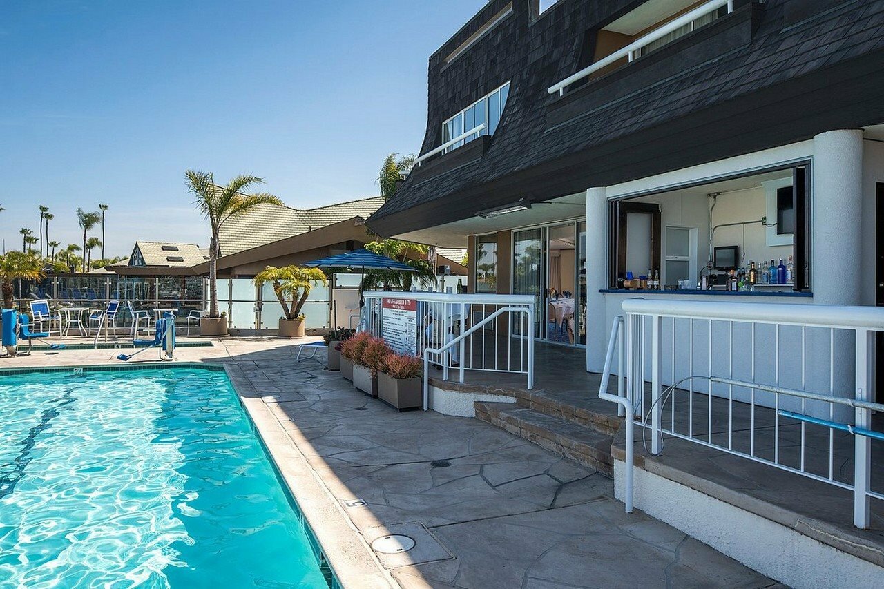 Фото Bay Club Hotel & Marina