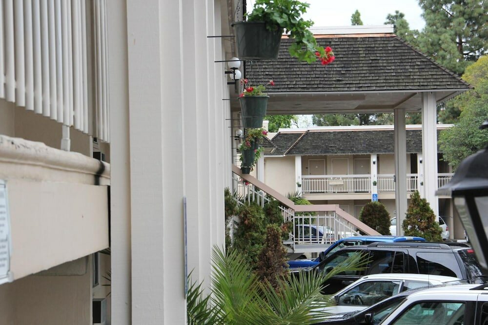 Фото Caravelle Inn & Suites