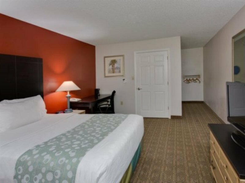 Фото La Quinta Inn by Wyndham Tampa Near Busch Gardens