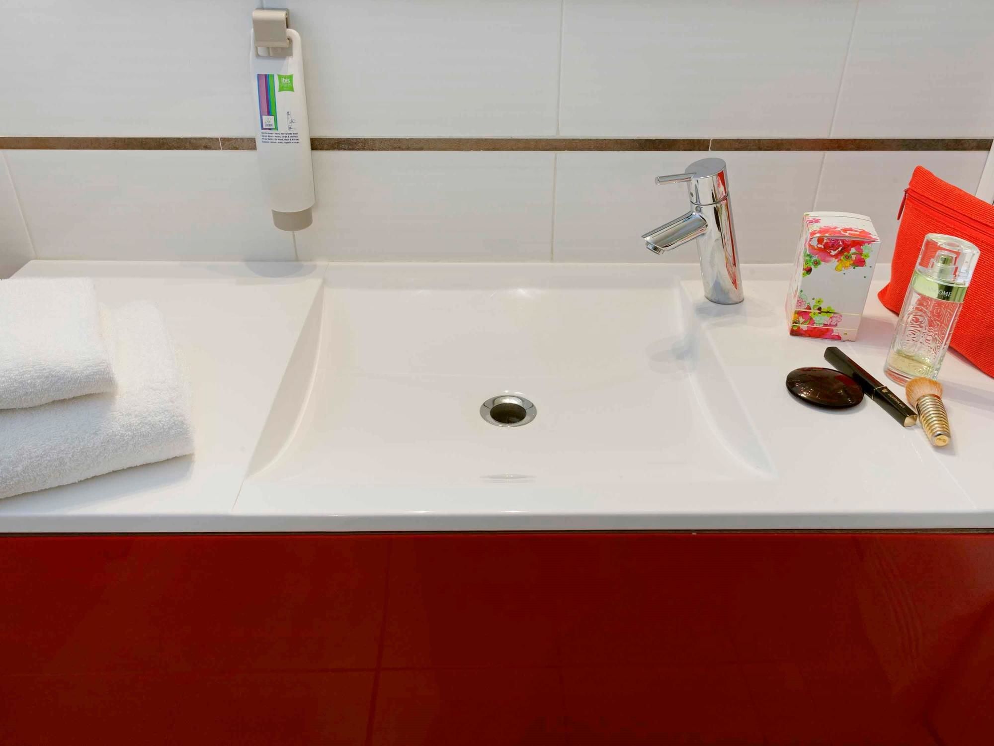 Фото Ibis Styles Annecy Centre Gare