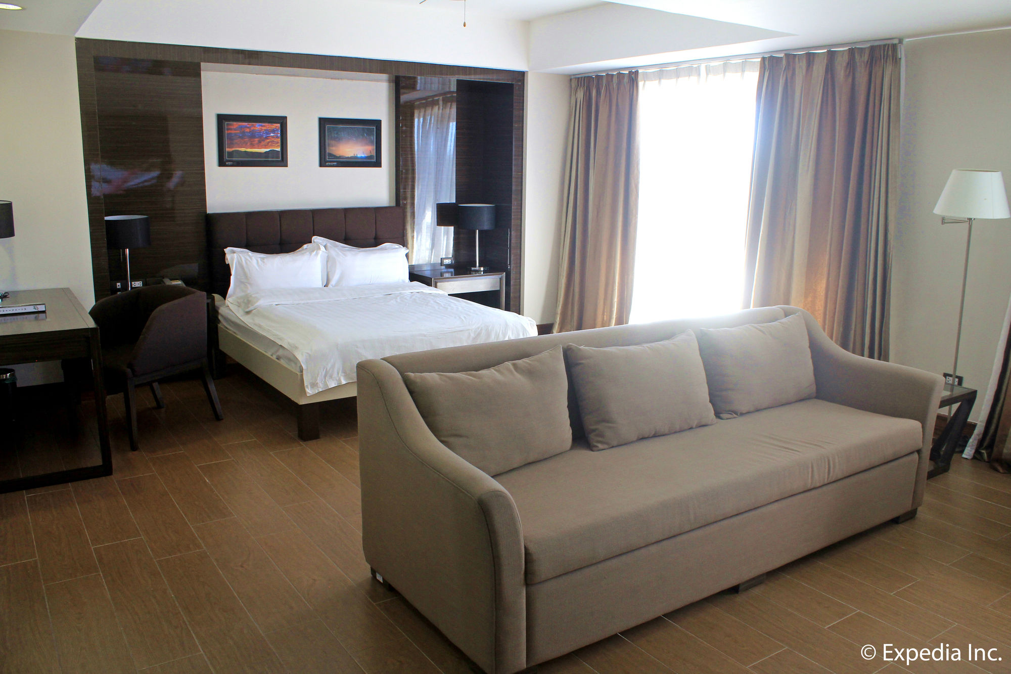 Фото Newtown Plaza Hotel