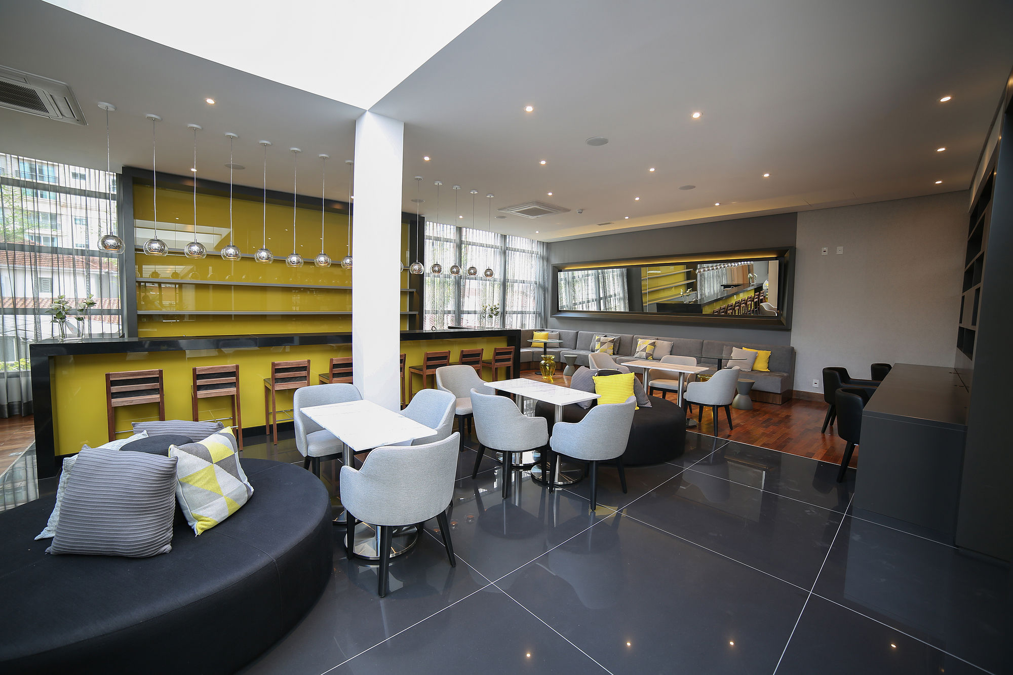 Фото Nh Curitiba The Five