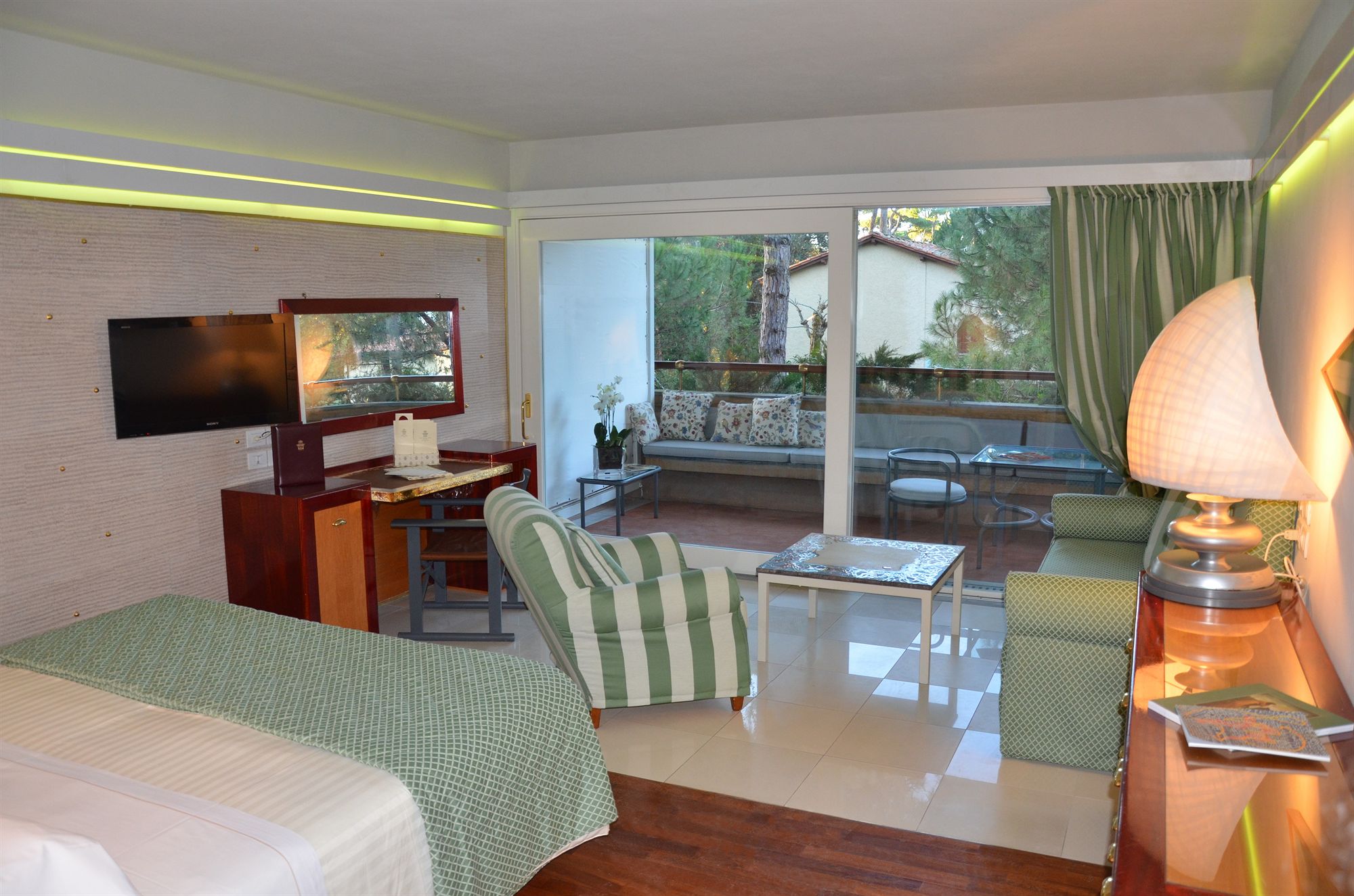 Фото Augustus Hotel & Resort