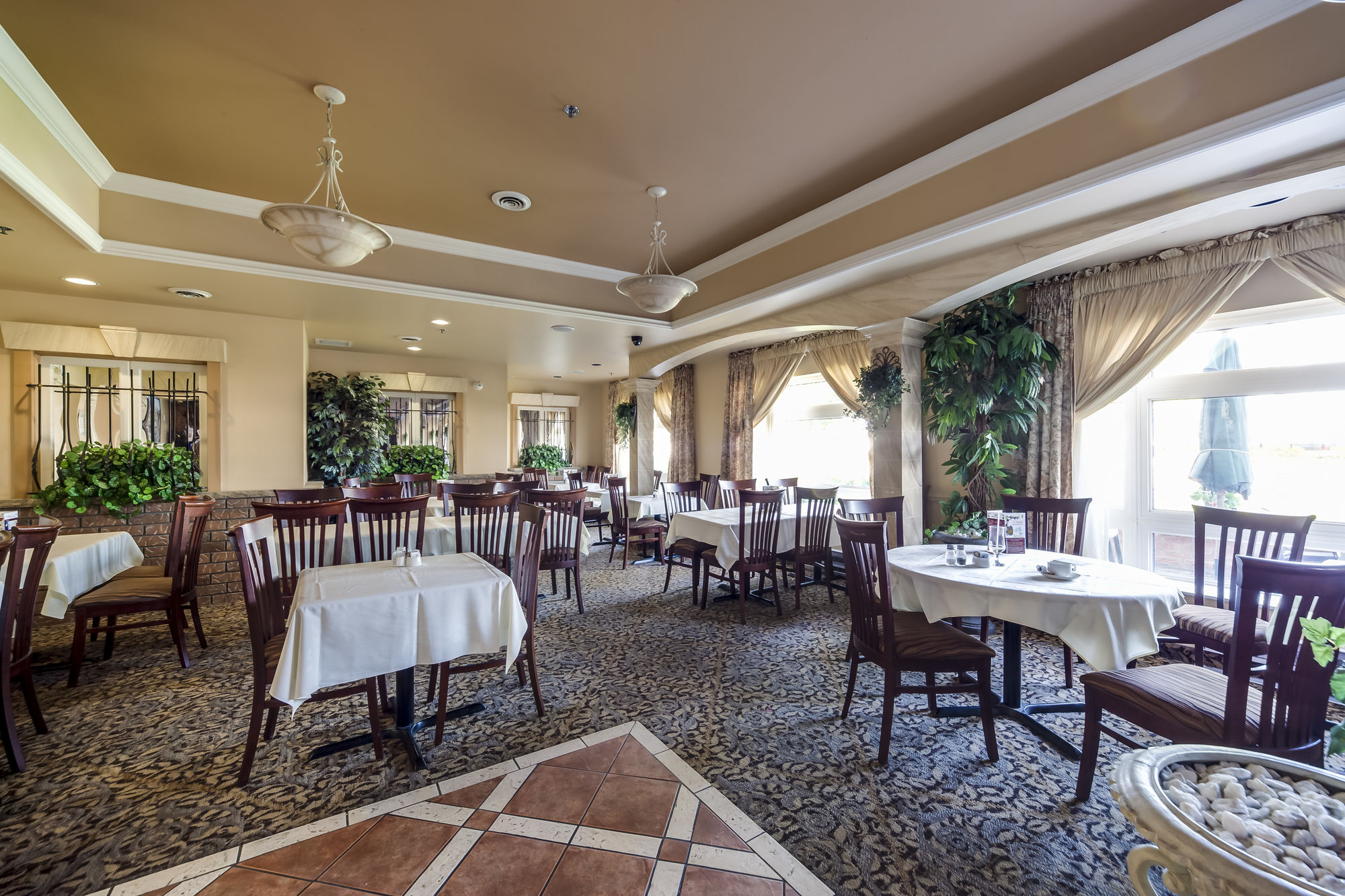 Фото Monte Carlo Inn - Brampton Suites