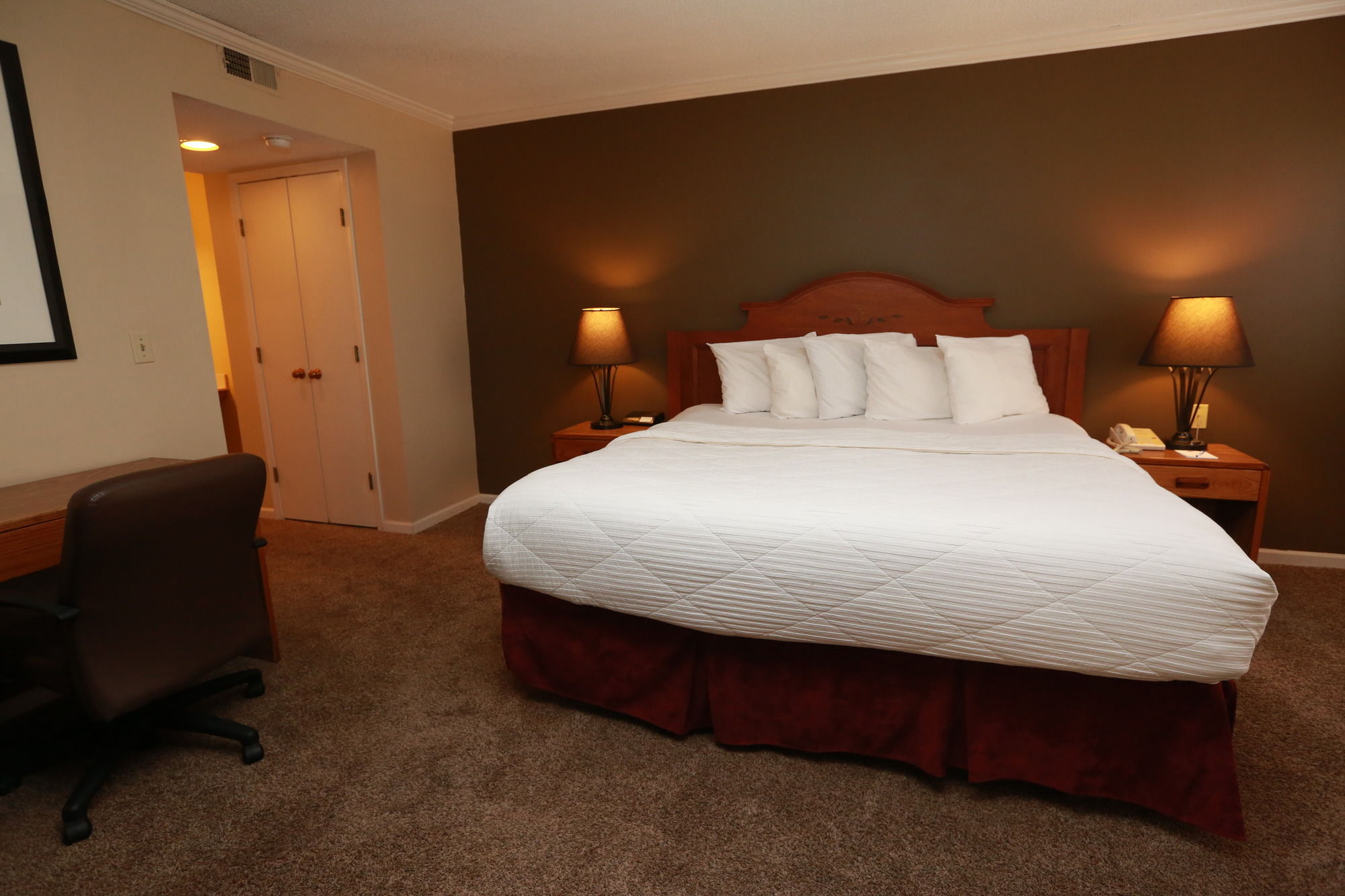 Фото Sterling Hotel and Suites