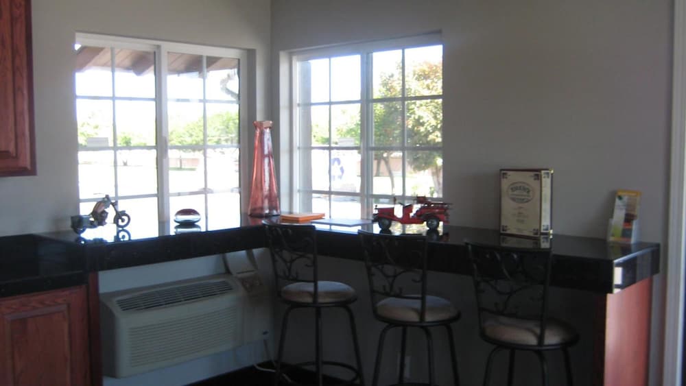 Фото Solaire Inn & Suites