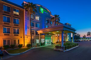 Гостиница Holiday Inn Express Hotel & Suites Peoria North - Glendale, an Ihg Hotel в Глендейле