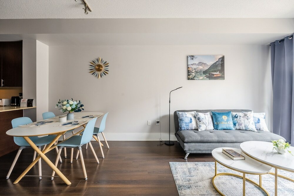 Фото Beautiful Condos In Heart of Downtown