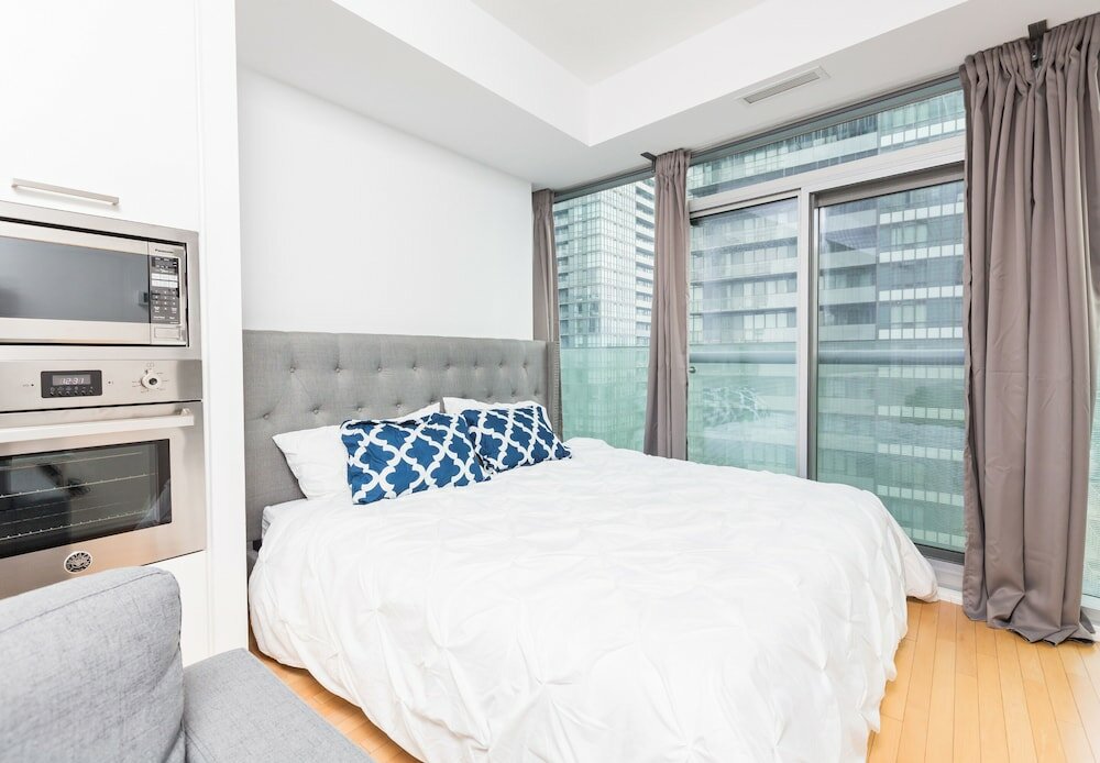 Фото Downtown-CN Tower-Jays