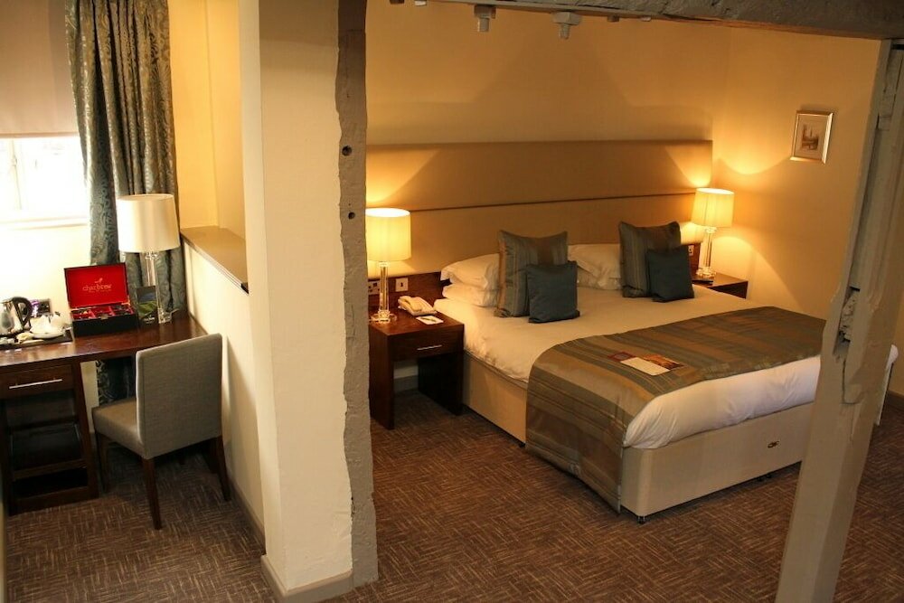 Фото Legacy Rose & Crown Hotel