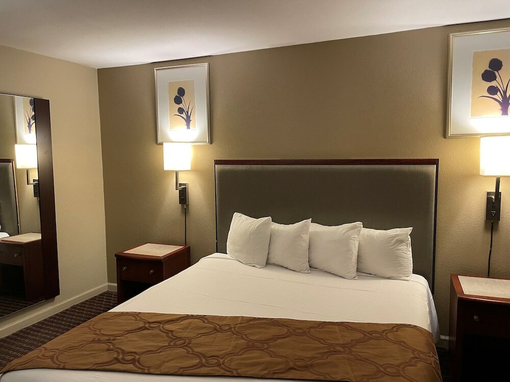 Фото Heritage Inn Express Hayward