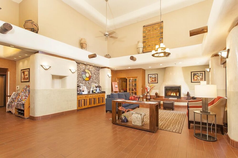 Фото Holiday Inn Express And Suites Santa Fe, an Ihg Hotel