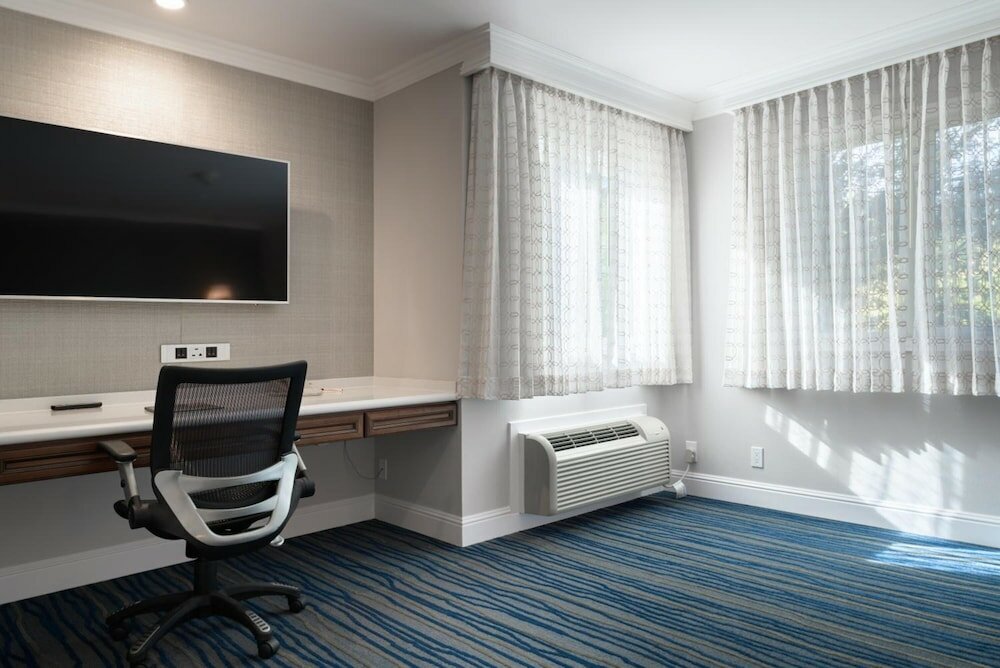 Фото Woodcrest Hotel