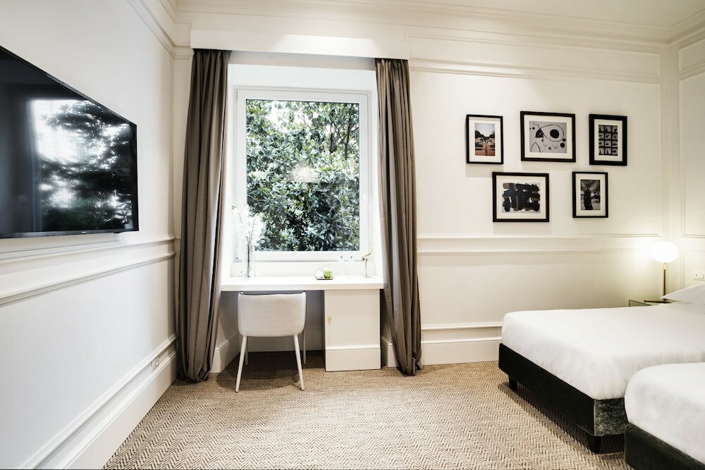 Фото The Shire Hotel