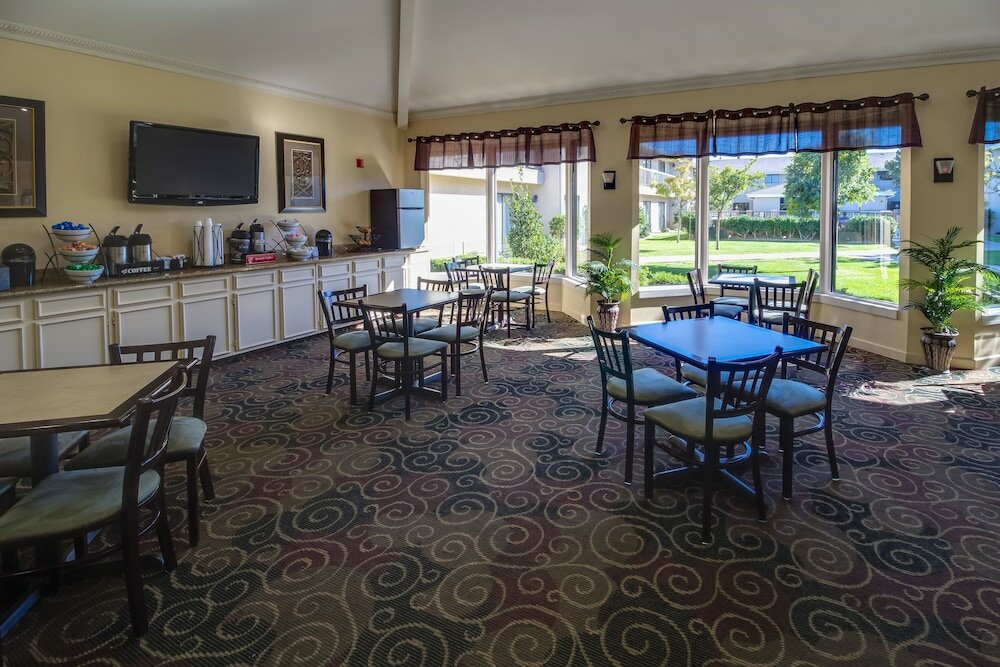 Фото Ashmore Inn and Suites