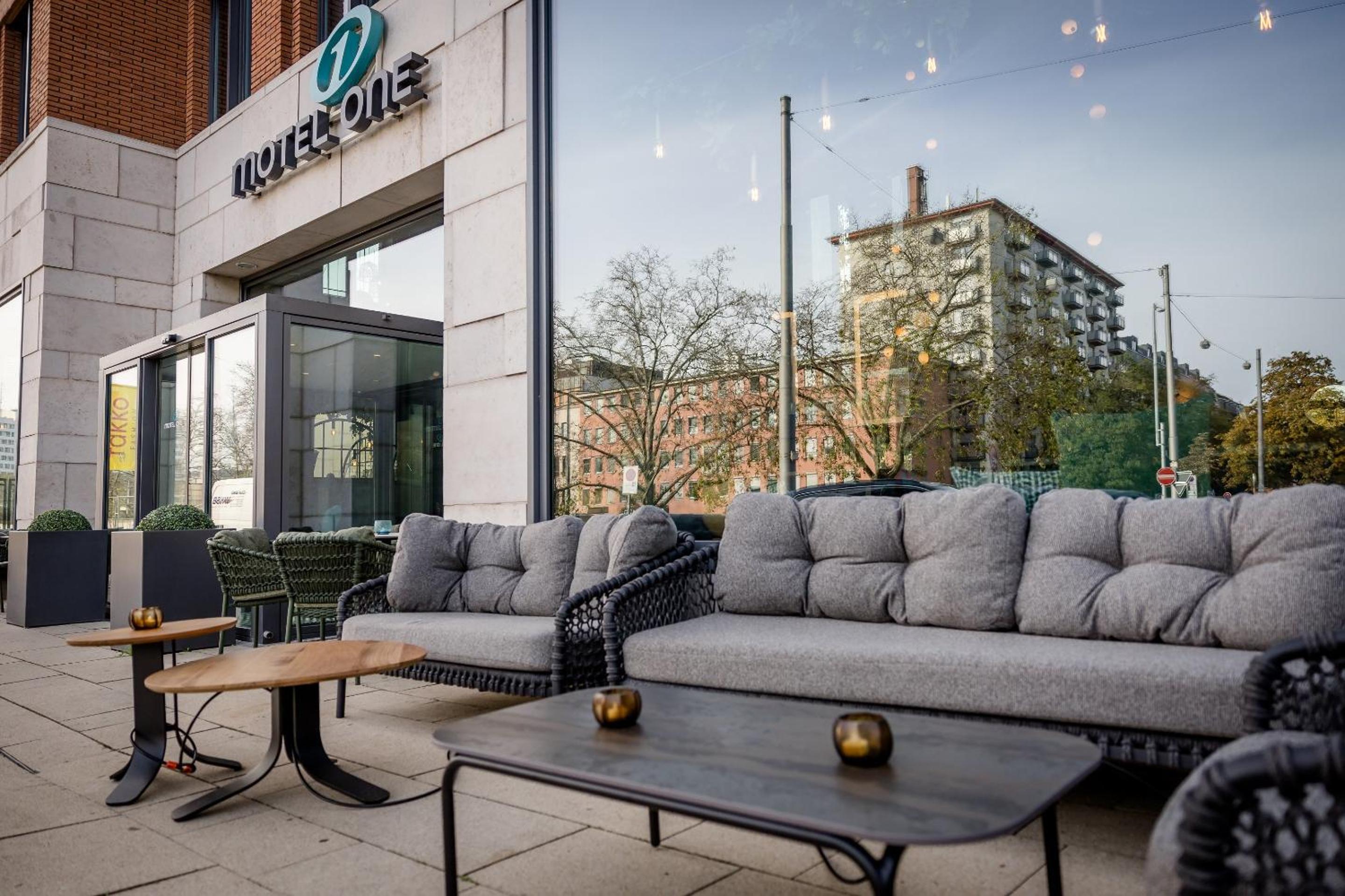 Фото Motel One Wiesbaden