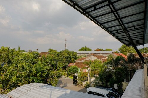Гостиница Oyo 1784 Hj. Aniek Residence в Мадиуне