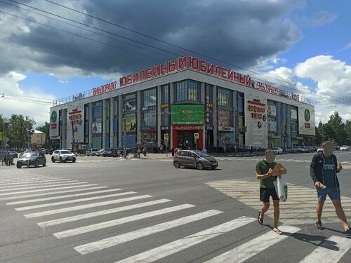 Гимнаст трусисыз өнер көрсетеді. Қарау.