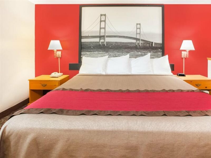 Фото Super 8 by Wyndham West Branch