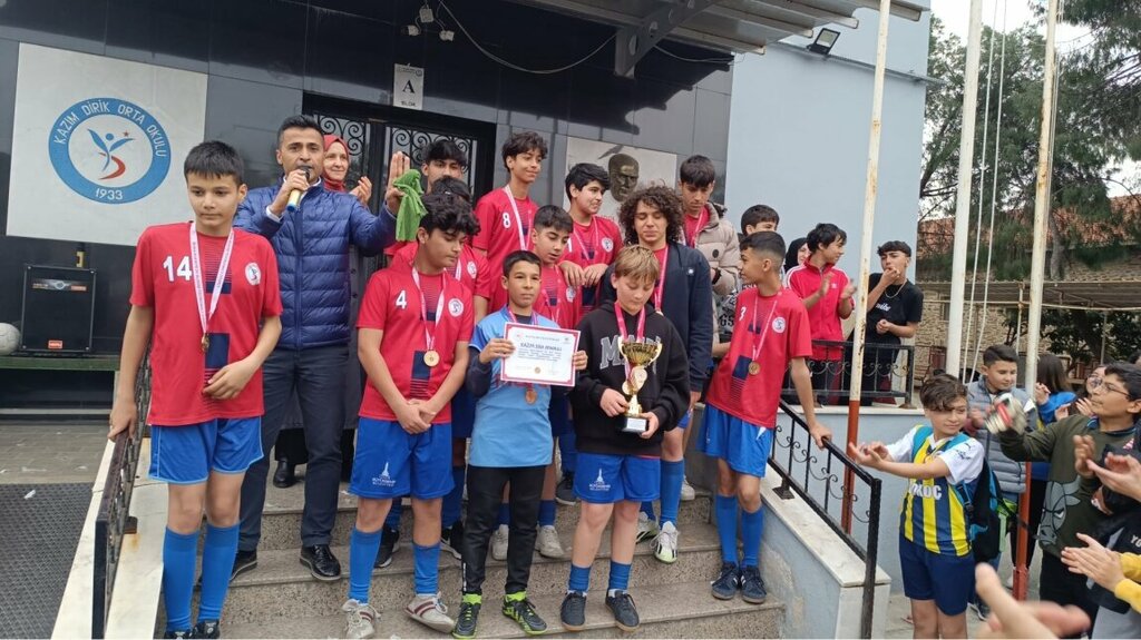 Primary school Kazim Dirik Ilkogretim Okulu, Bayindir, photo