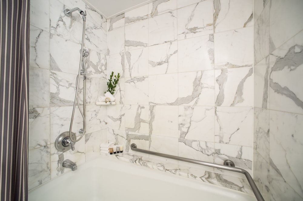 Фото Warwick Seattle