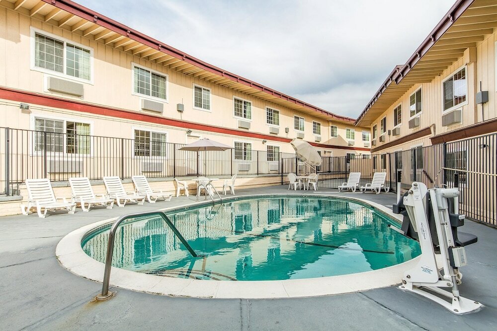 Фото Auburn House Hotel