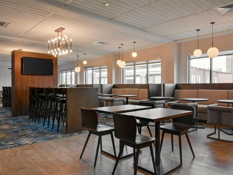 Фото Hampton Inn Salem Boston