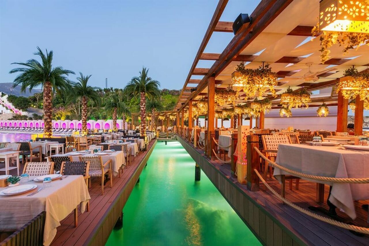 Фото Cratos Premium Hotel